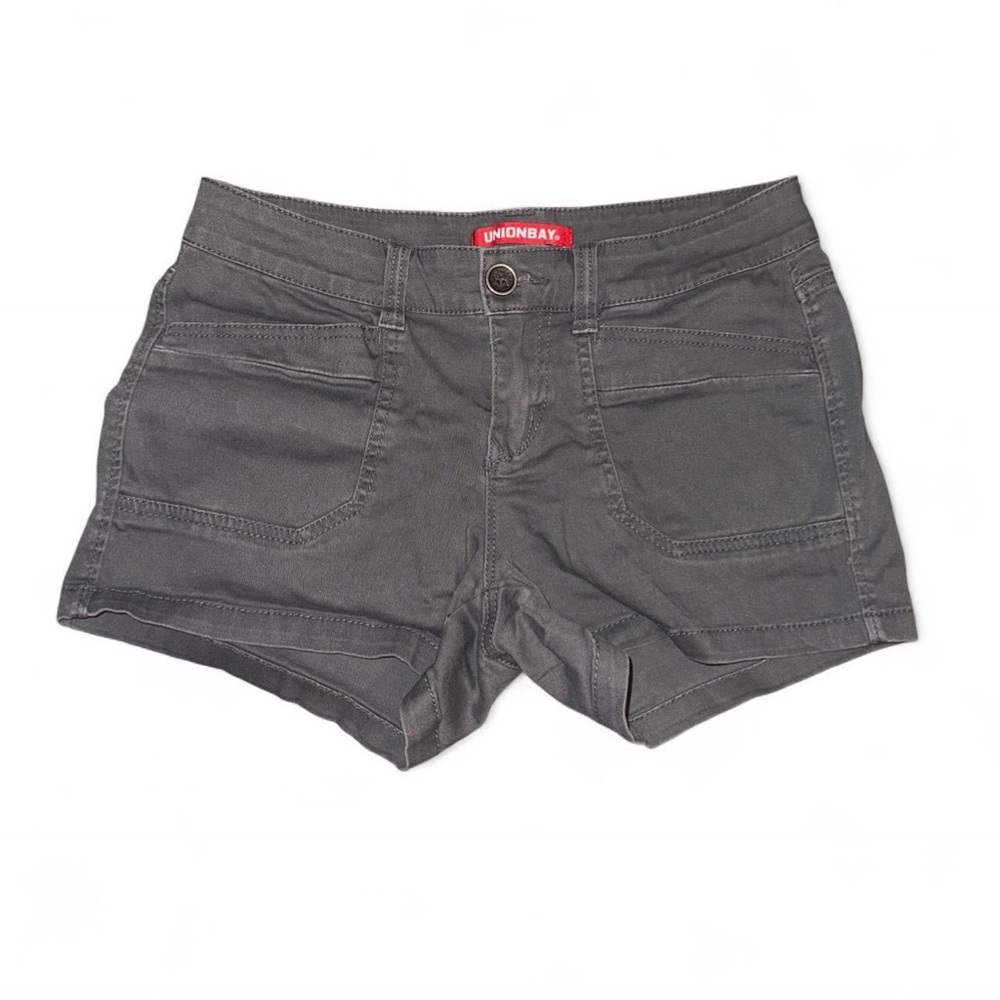 y2k early 2000’s vibes Union Bay grey cargo shorts
size 5 // size 27